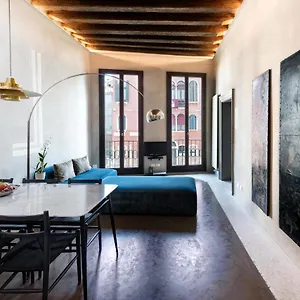 Apartment Velvet Canal View, Venice
